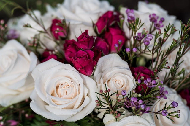 Cœur rose et blanc deuil : pourquoi choisir ce type de fleur pour un décès ?